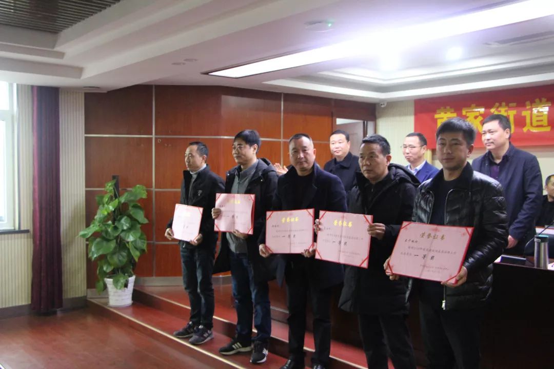 通橋街道領(lǐng)導(dǎo)團(tuán)隊(duì)引領(lǐng)未來，塑造新篇章新氣象